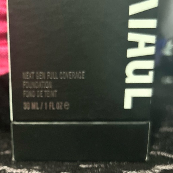 Il makiage After Party Full-Coverage Foundation in shade #030 - Picture 3 of 6